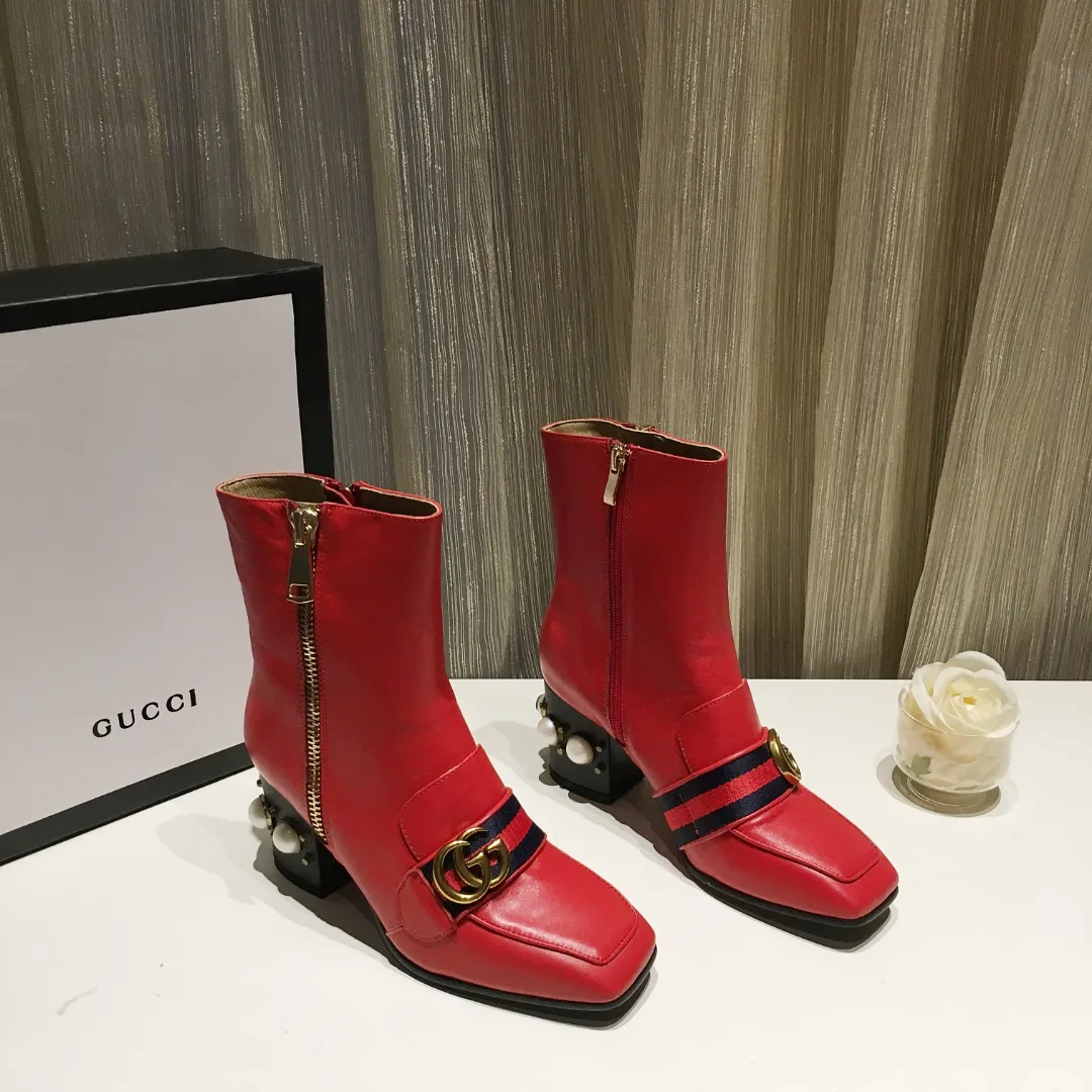 👟👟Ex-factory price 540👟👟 Classic version of GUCCI [Lightning] [Lightning] The latest autumn and winter new style 7-inch short boots [Love] The must-sell model in the picture above [Love] The original shoe last effect is great [Strong] The heel is also the original shoe 1:1 big pearl that fits the heel 100% 👻 Not the cheap small pearl on the market 🎉 The imported fabric is full-grain cowhide 🎁The texture is very beautiful💝Pay special attention to the fact that the inner pads are all imported sheepskin. The heel height is 7 cm. 35--40 in full package.